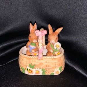 🌼 Easter Bunny 🌼 Salt and Pepper Shakers in Basket